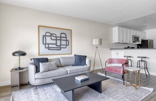 Woodland Hills Apartamento | Luxe Woodland Hills 2BR w/ Pool & Gym, near Warner Center, by Blueground
