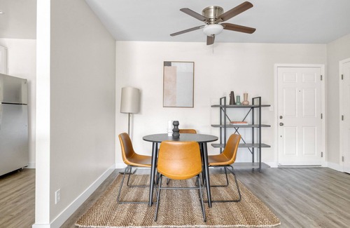 Woodland Hills Apartamento | Luxe Woodland Hills 2BR w/ Pool & Gym, near Warner Center, by Blueground