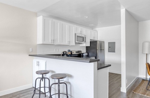 Woodland Hills Apartamento | Luxe Woodland Hills 2BR w/ Pool & Gym, near Warner Center, by Blueground