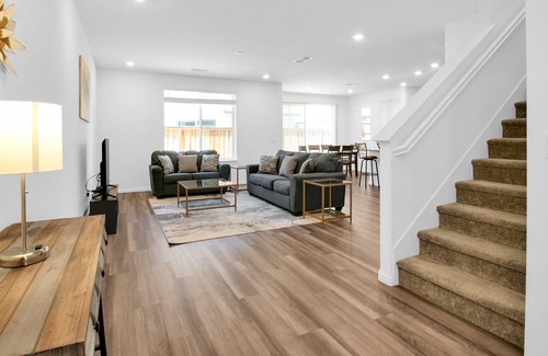 Brentwood Casa | LuxeAM4: Modern, Sleek 4BR, Brand New & Stylish