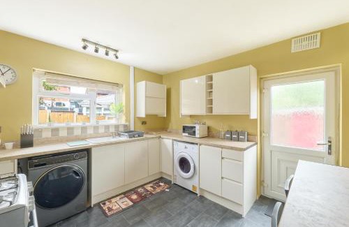 Stoke-on-Trent Casa | Luxehome-3BR-7guest-Freeparking-garden