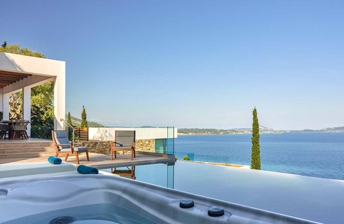 Marathias Villa | 1 dormitorio, vistas impresionantes, piscina infinita privada, bañera de hidromasaje, a 850 m de la playa, aire acondicionado y WiFi gratuitos.