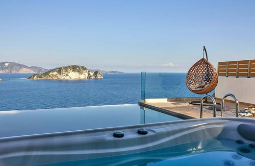Marathias Villa | 1 dormitorio, vistas impresionantes, piscina infinita privada, bañera de hidromasaje, a 850 m de la playa, aire acondicionado y WiFi gratuitos.