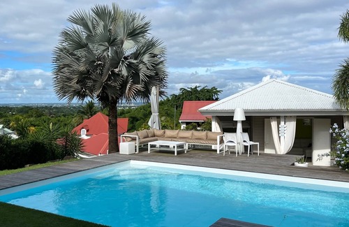 Petit-Bourg Villa | Luxueuse Villa Contemporaine Entre mer et Montagne