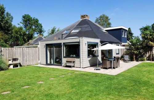 Stavenisse Casa | Luxuriöses Ferienhaus Mit Sauna Und Kamin Für 6 Personen Mit Großem Garten In Südlage