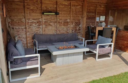 Stavenisse Casa | Luxuriöses Ferienhaus Mit Sauna Und Kamin Für 6 Personen Mit Großem Garten In Südlage