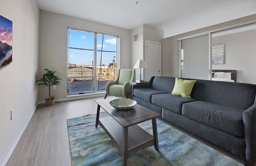 Crossroads Arts District Condominio | Luxuriate in Style with Our Retreat Featuring a Spectacular Rooftop 347