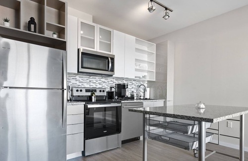 Crossroads Arts District Condominio | Luxuriate in Style with Our Retreat Featuring a Spectacular Rooftop 347