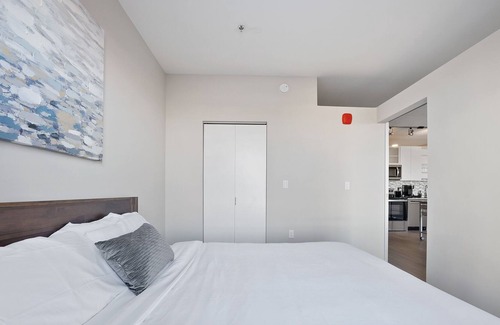 Crossroads Arts District Condominio | Luxuriate in Style with Our Retreat Featuring a Spectacular Rooftop 347