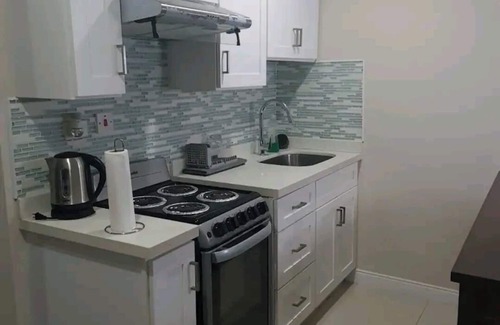 Portmore Apartamento | Luxuriate poolside or on the private beach at this comfy studio apartment.