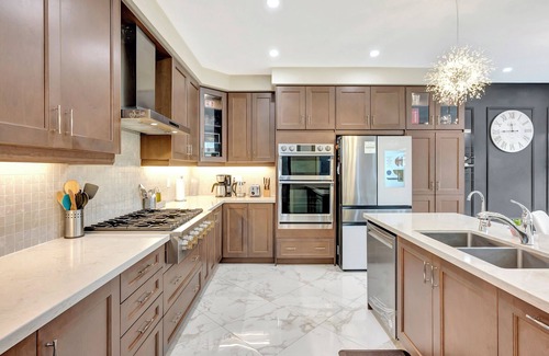 Stouffville Casa | Luxurious! Centrally located entire Home, Office & Wi-Fi