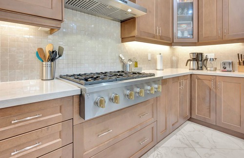 Stouffville Casa | Luxurious! Centrally located entire Home, Office & Wi-Fi