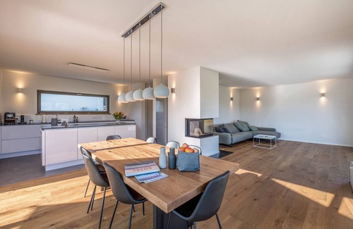 Gstadt Casa | Lujosa casa de vacaciones de diseño con vistas a la montaña, chimenea y jardín