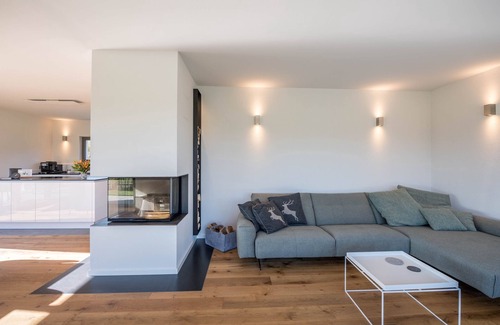 Gstadt Casa | Lujosa casa de vacaciones de diseño con vistas a la montaña, chimenea y jardín