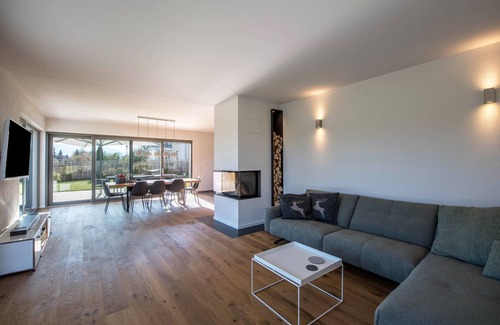 Gstadt Casa | Lujosa casa de vacaciones de diseño con vistas a la montaña, chimenea y jardín