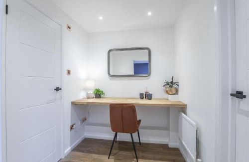 Cheltenham Casa | Luxurious 1 Bed Detached Home with Gated Parking