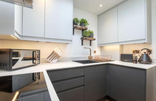 Cheltenham Casa | Luxurious 1 Bed Detached Home with Gated Parking