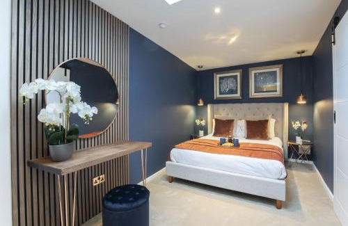 Cheltenham Casa | Luxurious 1 Bed Detached Home with Gated Parking