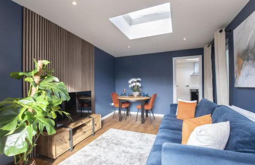 Cheltenham Casa | Luxurious 1 Bed Detached Home with Gated Parking
