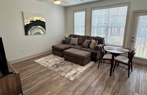 Waukee Apartamento | Luxurious 1-bedroom apartment in superb Waukee with gym & game room