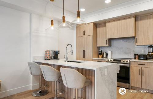 Currie Barracks Apartamento | Luxurious 1BR Apartment near MRU and Downtown with Free Parking Sleeps 4