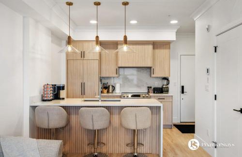 Currie Barracks Apartamento | Luxurious 1BR Apartment near MRU and Downtown with Free Parking Sleeps 4