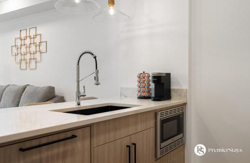 Currie Barracks Apartamento | Luxurious 1BR Apartment near MRU and Downtown with Free Parking Sleeps 4