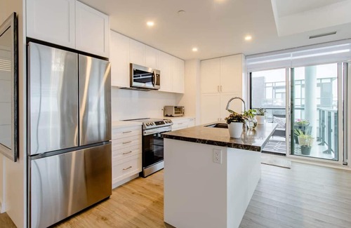 Innisfil Condominio | Luxurious 2-Bed, 2-Bath Furnished - 5 Star Resort