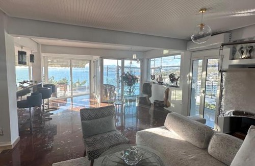 Saronida Apartamento | Luxurious 2-Bed Seaside Apartment in Saronida