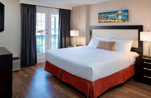 Kelowna Central Business District Condominio | Luxurious 2 bedroom condo on Lake Okanagan