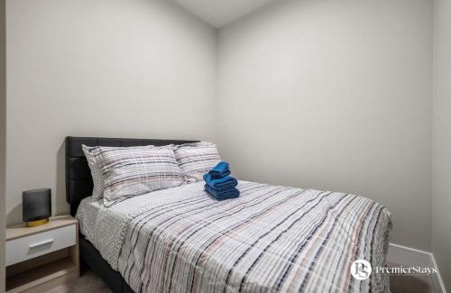 Currie Barracks Casa | Luxurious 2 Bedroom Suite near MRU and Downtown with Free Underground Parking Wifi and More