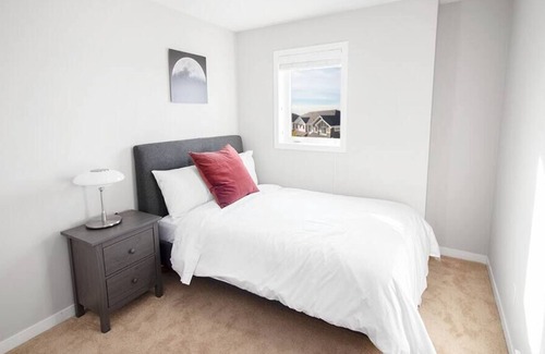Fort Gary Casa | Luxurious 2 Bedroom Townhouse with Garage & Wi-Fi!