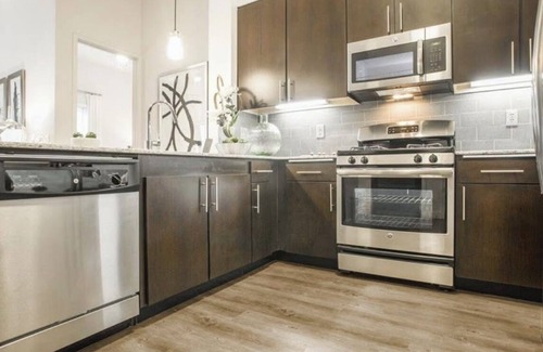Warner Center Condominio | Luxurious 2-bedroom condo with WiFi, AC in fabulous Los Angeles