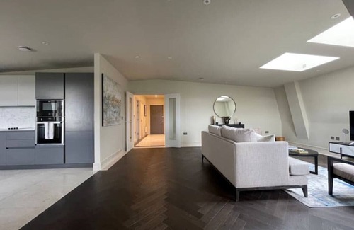 Chigwell Apartamento | Luxurious 2 BR, 2 BA Apt, Desirable Chigwell
