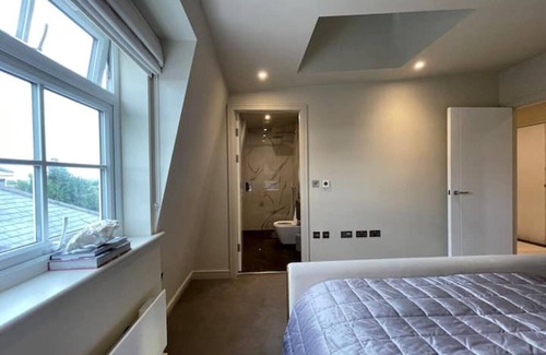 Chigwell Apartamento | Luxurious 2 BR, 2 BA Apt, Desirable Chigwell