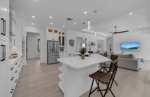 Rural Estates Casa | Luxurious 2024 5-BR House-- Heated Pool and Outdoor Kitchen, just minutes from beaches and downtown