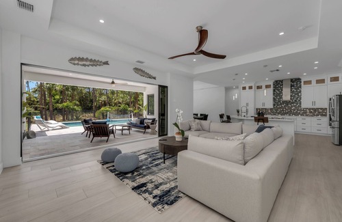 Rural Estates Casa | Luxurious 2024 5-BR House-- Heated Pool and Outdoor Kitchen, just minutes from beaches and downtown