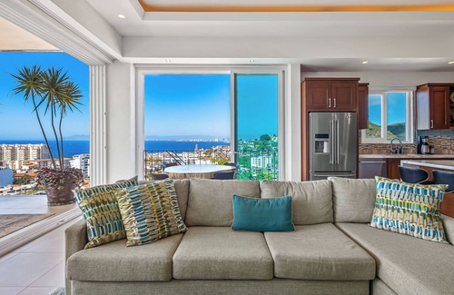 Emiliano Zapata Condominio | Luxurious 2800 sq ft 3 bed/3 bath view condo in Puerto Vallarta, gym + parking!