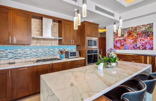 Emiliano Zapata Condominio | Luxurious 2800 sq ft 3 bed/3 bath view condo in Puerto Vallarta, gym + parking!