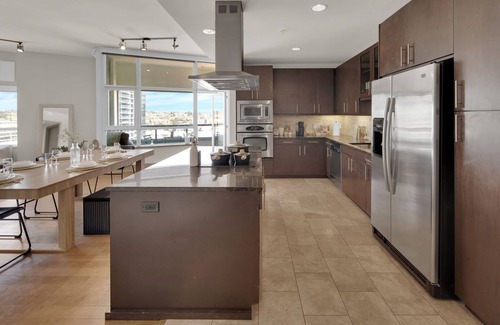 East Village Apartamento | Luxurious 2BR/2BA High-Rise in East Village – Walk to Petco Park & Gaslamp