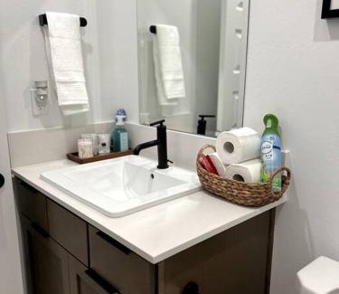 Pumpkin Center Apartamento | Luxurious 2BR 2BA Modern Getaway