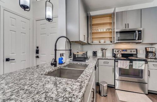 McNeil Apartamento | Luxurious 2BR plus Resort Style Pool