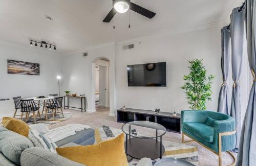 McNeil Apartamento | Luxurious 2BR plus Resort Style Pool