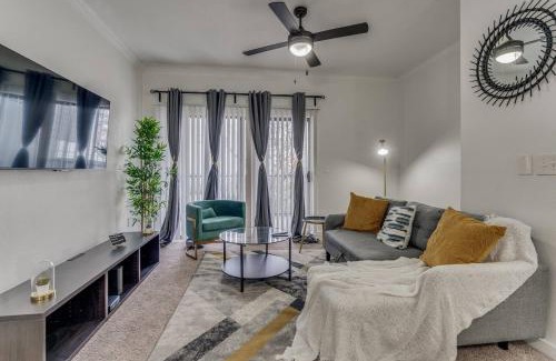 McNeil Apartamento | Luxurious 2BR plus Resort Style Pool