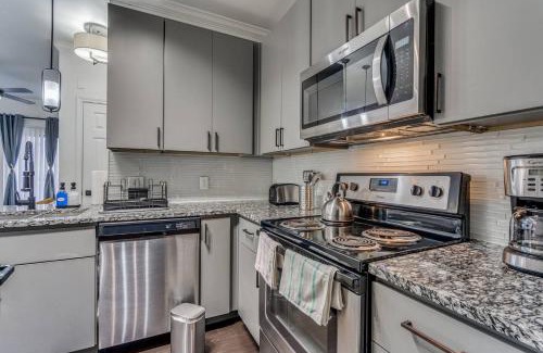 McNeil Apartamento | Luxurious 2BR plus Resort Style Pool