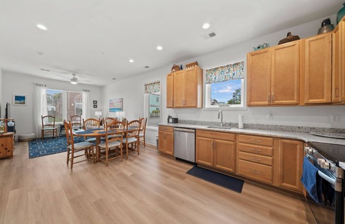 Issue Condominio | Luxurious 3 Bedroom Riverfront Condo with Private Deck