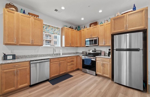 Issue Condominio | Luxurious 3 Bedroom Riverfront Condo with Private Deck