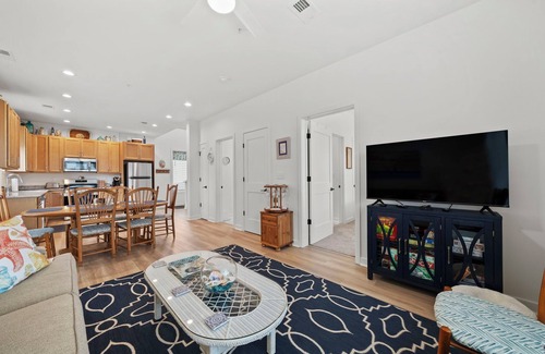 Issue Condominio | Luxurious 3 Bedroom Riverfront Condo with Private Deck