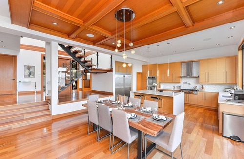 Sidney Casa | Luxurious 3 Bedroom Oceanfront Home with Spectacular Views