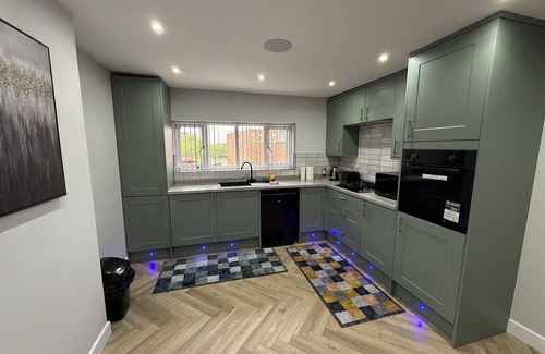Wolverhampton Apartamento | Luxurious 3-bedroom apartment with WiFi in charming Wolverhampton